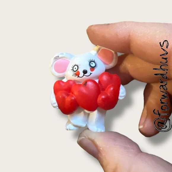 Bundle Sale 3 for $15 | 1980s Valentines Mouse with Hearts - Picture 6 of 7